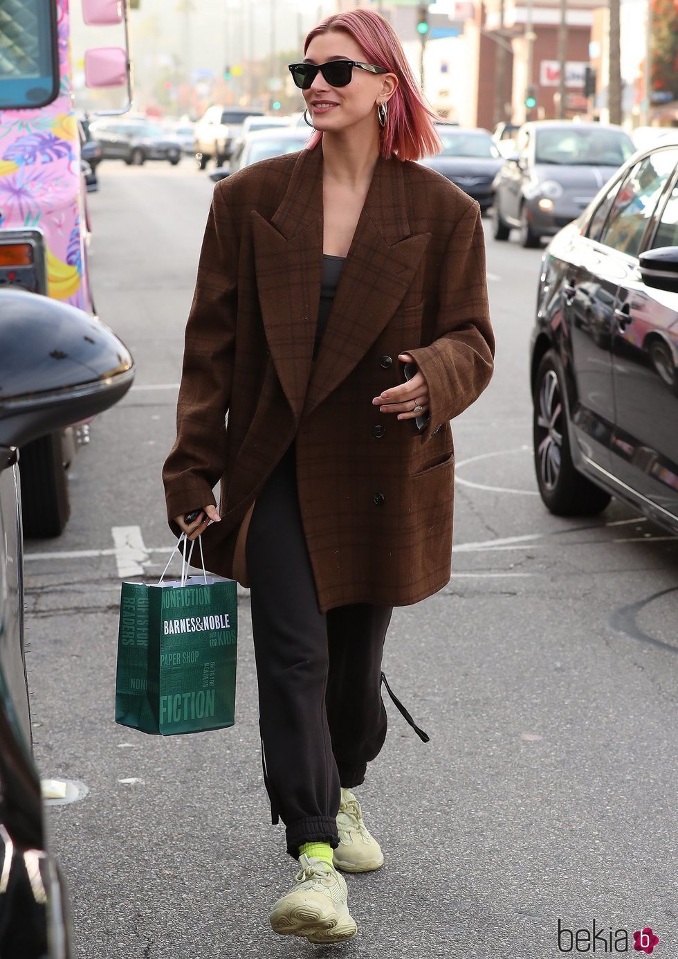 Hailey Baldwin con un look oversize desproporcionado