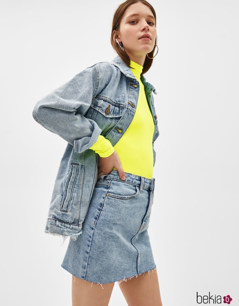 Modelo luciendo un conjunto tejano de la colección de primavera 2019 de Bershka