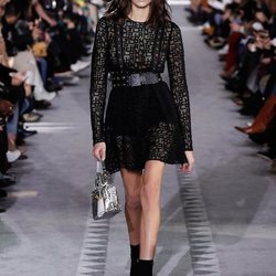 Kaia Gerber de negro en el desfile de Longchamp en la semana de la moda de Nueva York 2019