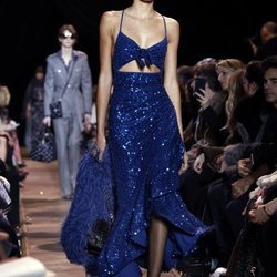 Vestido azul asimétrico de Michael Kors en la New York Fashion Week 2019