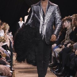 Traje estampado negro y gris de hombre de Michael Kors en la New York Fashion Week 2019