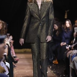 Patti Hansen con un traje de chaqueta dorado de Michael Kors en la New York Fashion Week 2019