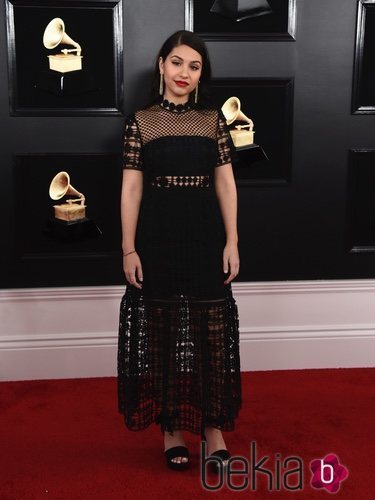 Alessia Cara con vestido negro en los Grammy 2019