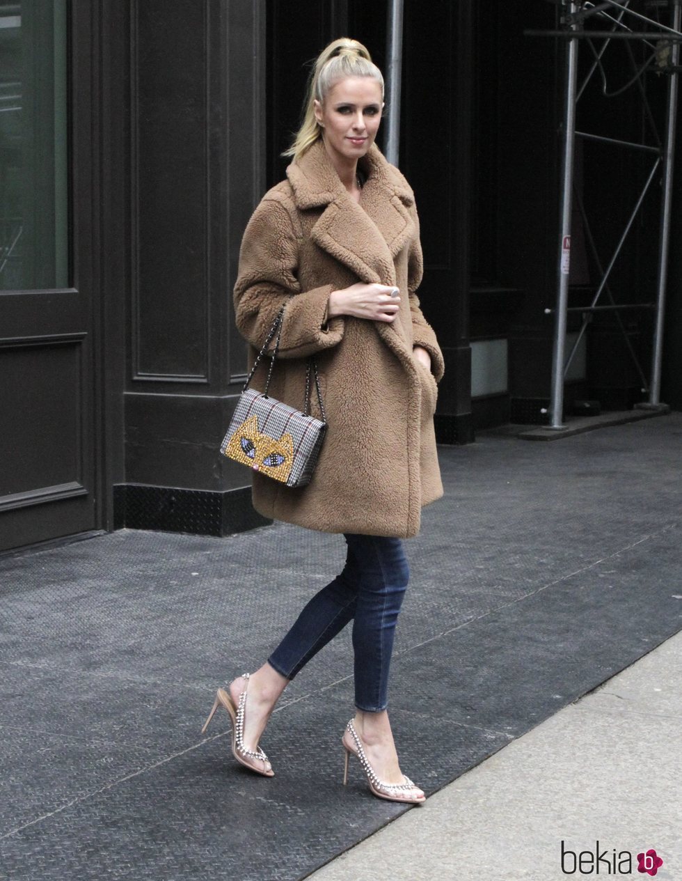 Nicky Hilton con vaqueros y abrigo largo