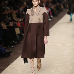 Kaia Gerber con un abrigo tres cuartos bicolor en el desfile otoño/invierno 2019/2020 de Fendi