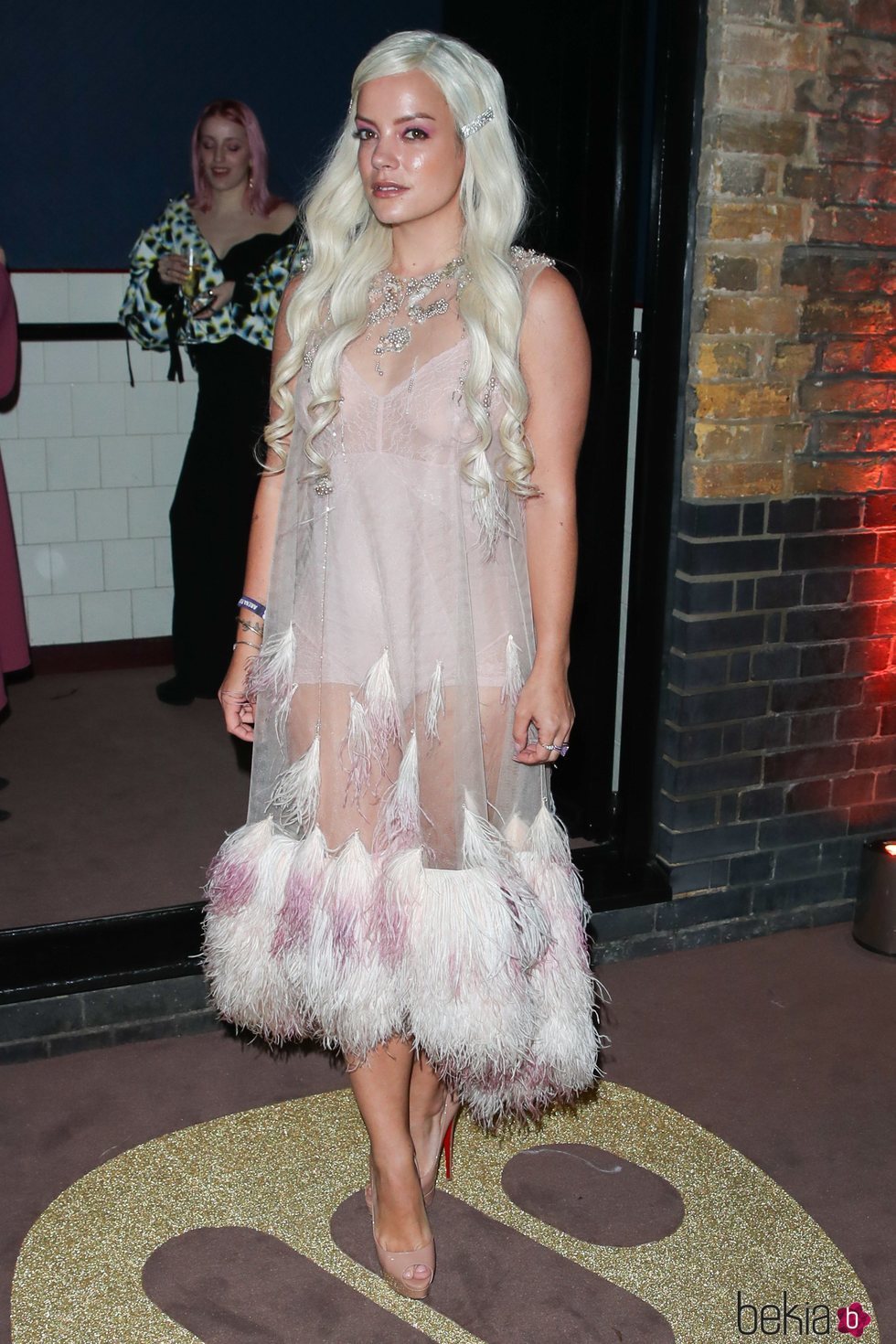 Lily Allen en el afterparty de Warner Music Brits 2019 con un camisón