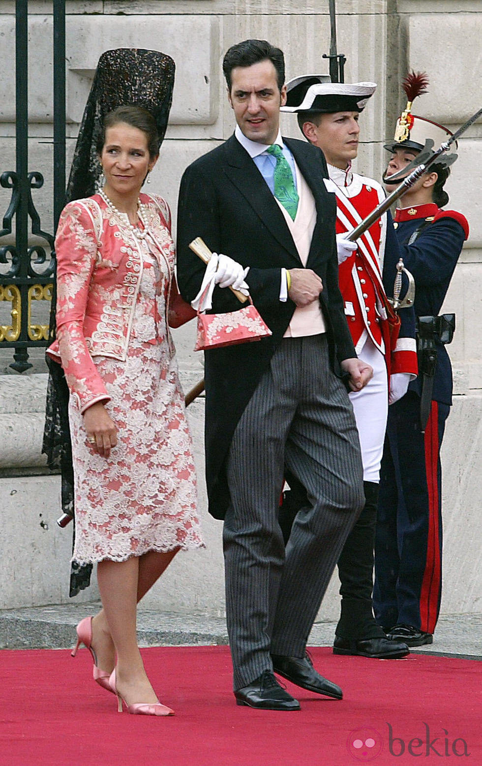 La Infanta Elena con traje sastre en rosa empolvado con encaje blanco y una mantilla negra