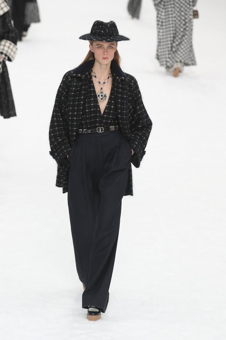 Modelo luciendo un conjunto oscuro de la colección otoño/invierno 2019/2020 de Chanel en París