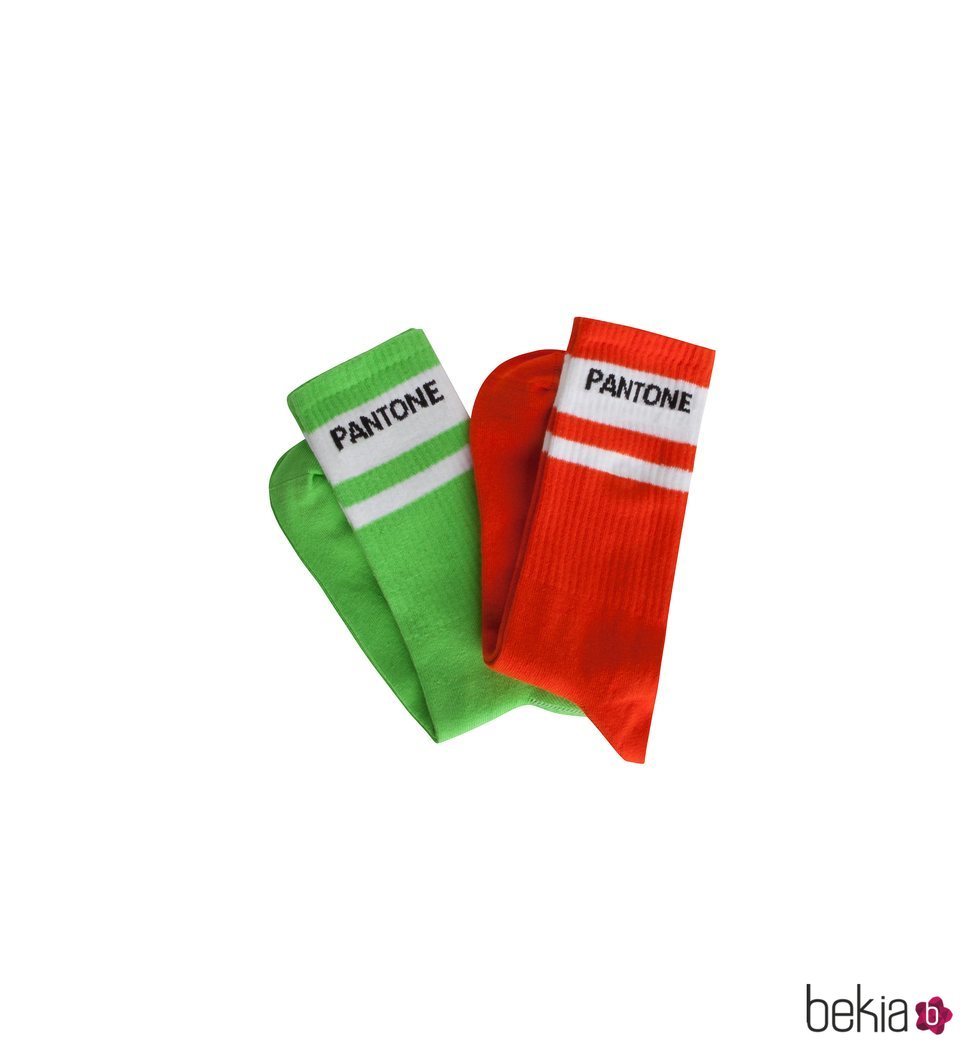 Calcetines verdes y naranjas colección Pantone by Bershka