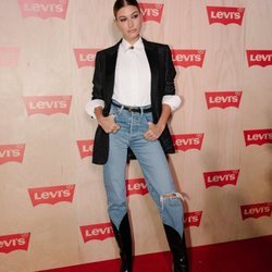 Hailey Baldwin como imagen de Levi's