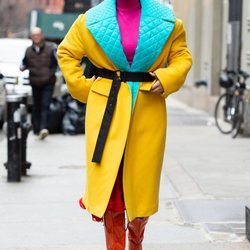 Rita Ora con abrigo amarillo, rosa y azul