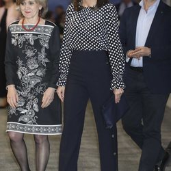 Reina Letizia con blusa de lunares