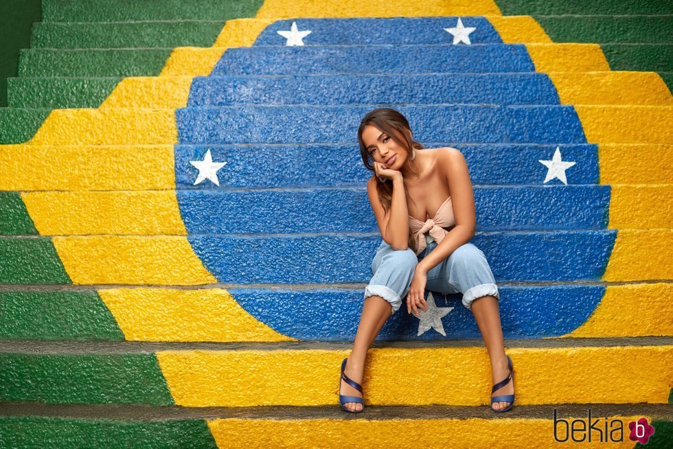 Anitta con sandalias azules en la colección Primavera-Verano 2019 de Ipanema