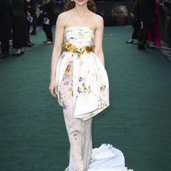 Lily Collins con un vestido estampado de flores