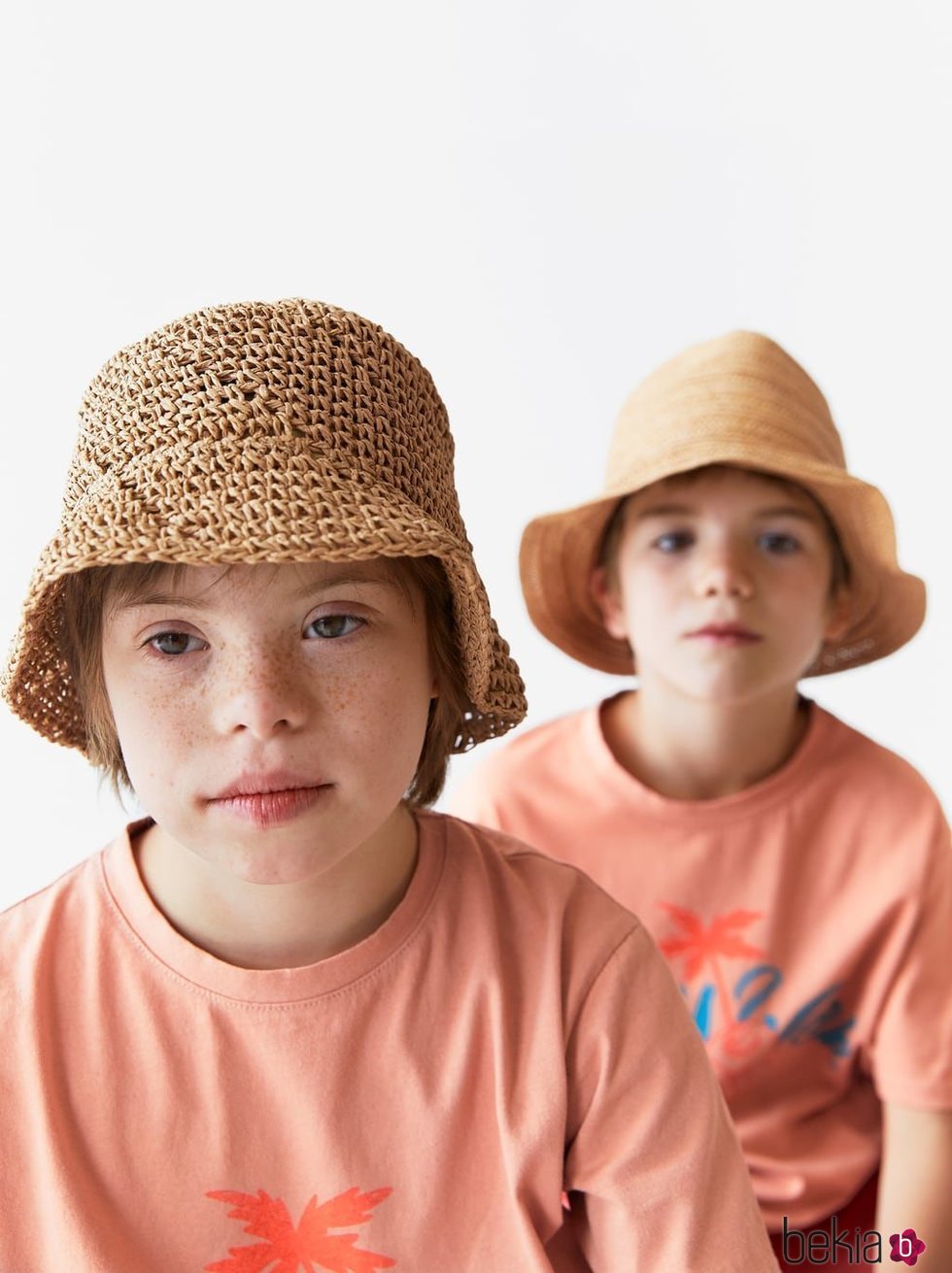 Patrick y Pedro con gorro de rafia y camiseta estampado de palmera de Zara Kids