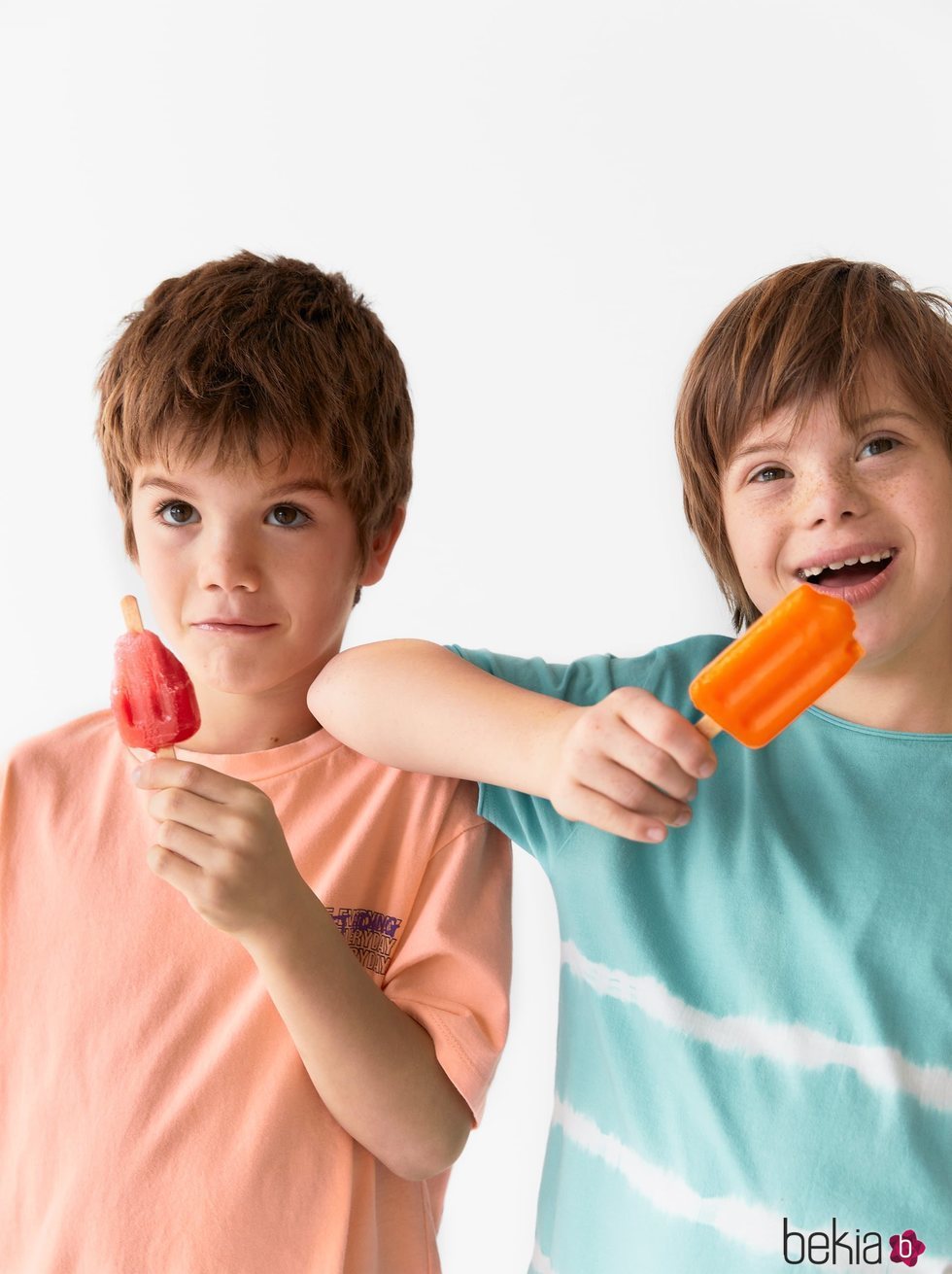 Patrick y Pedro con camisetas de manga corta de la colección verano 2019 de Zara Kids