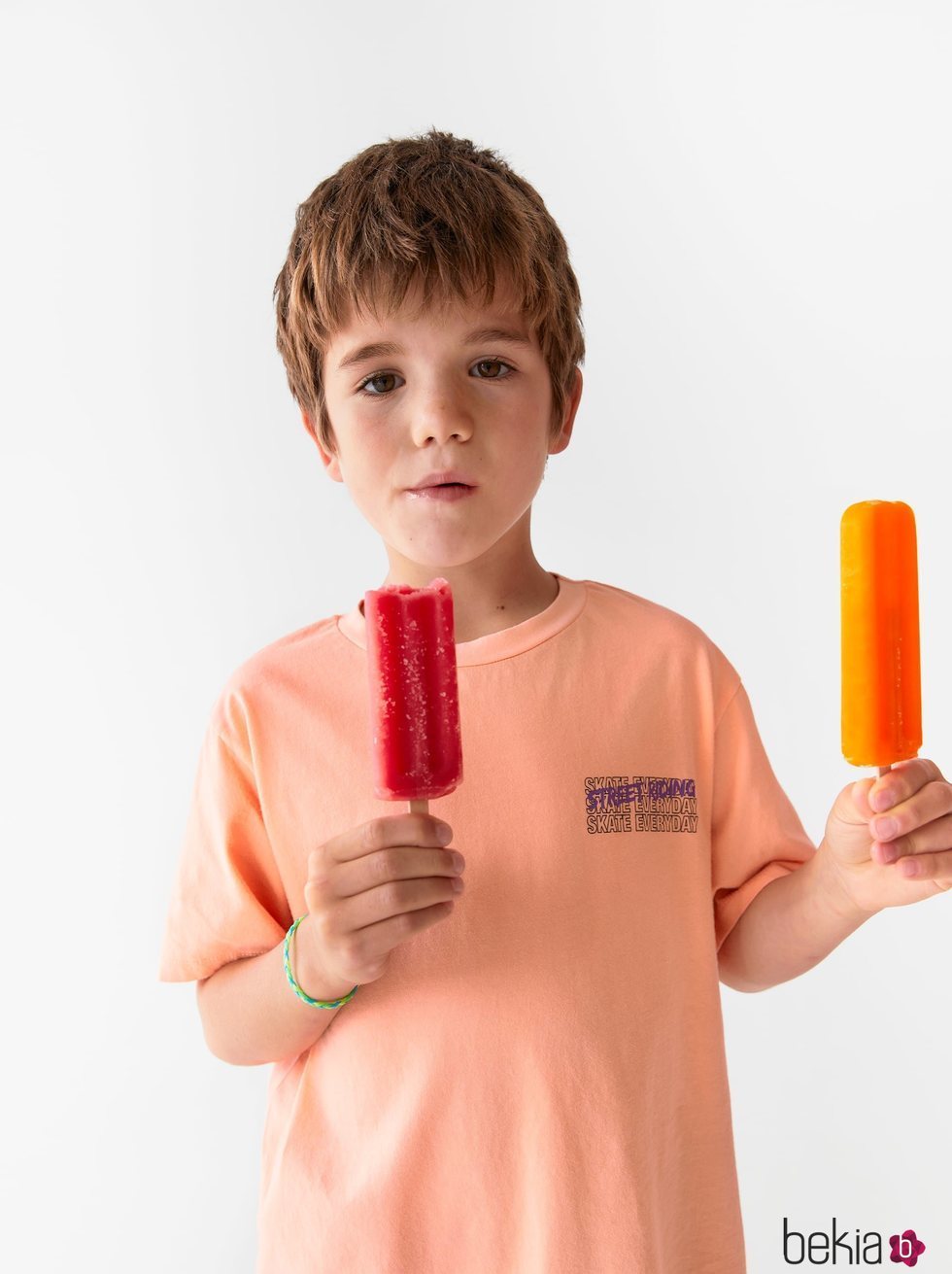 Pedro con una camiseta coral con letras de la colección verano 2019 de Zara Kids