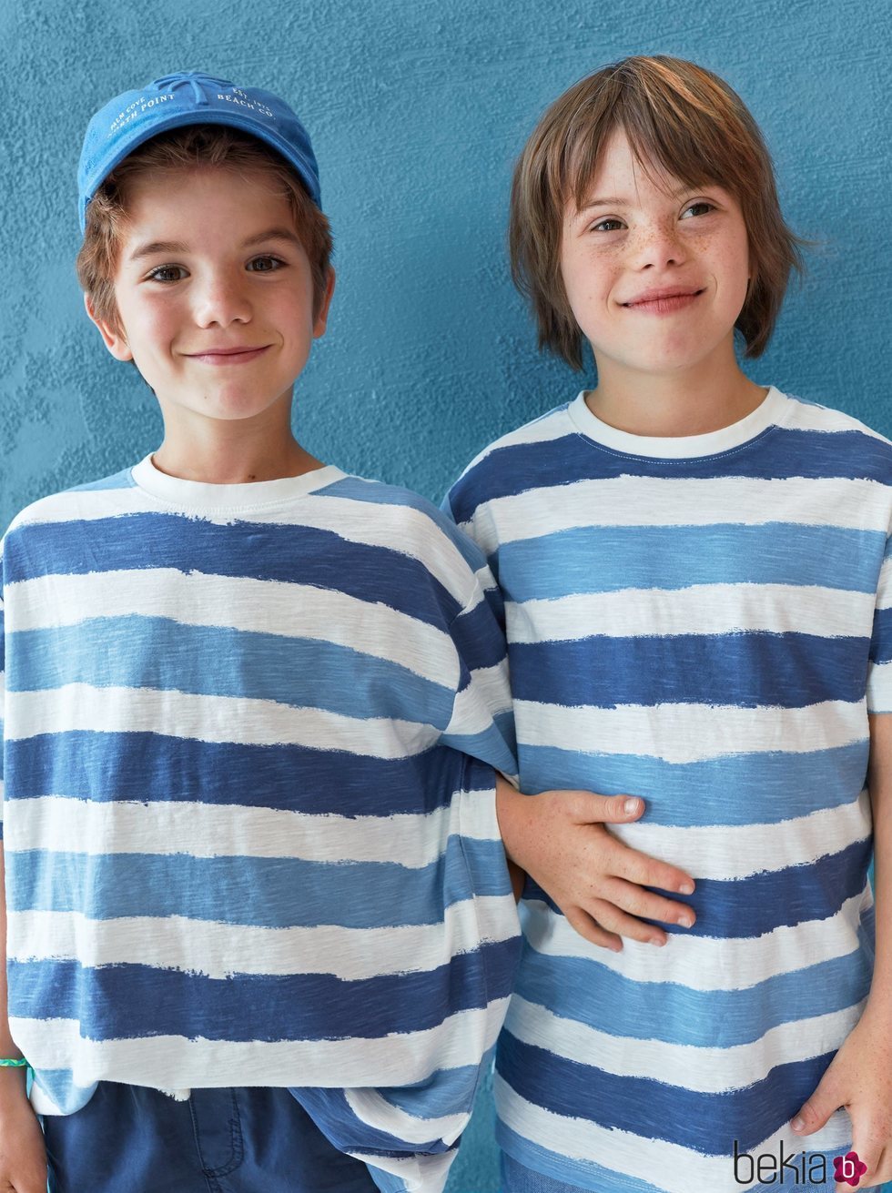 Patrick y Pedro con camiseta de listas azules de la colección verano 2019 de Zara Kids