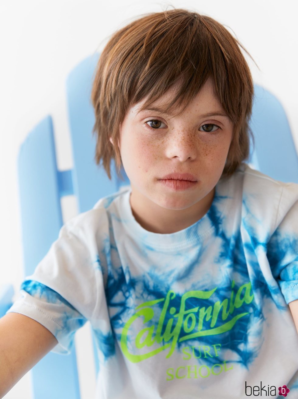 Patrick con camiseta Tie Dye en azul y blanco de la colección verano 2019 de Zara Kids