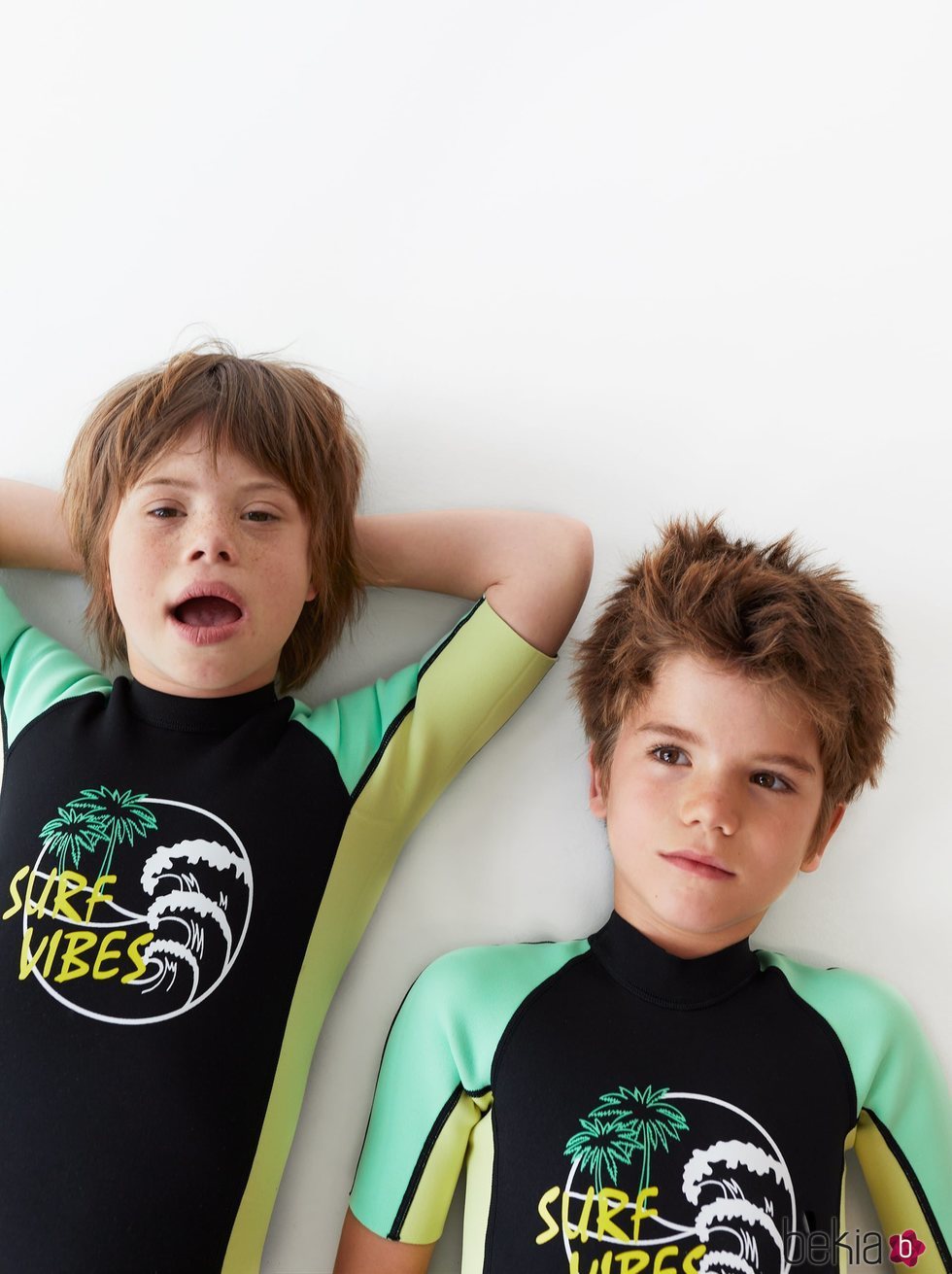 Patrick y Pedro con mono de surf estampado de la colección de verano 2019 de Zara Kids