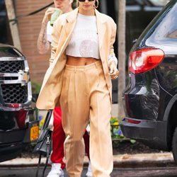 Hailey Bieber con traje y sudadera paseando con Justin Bieber