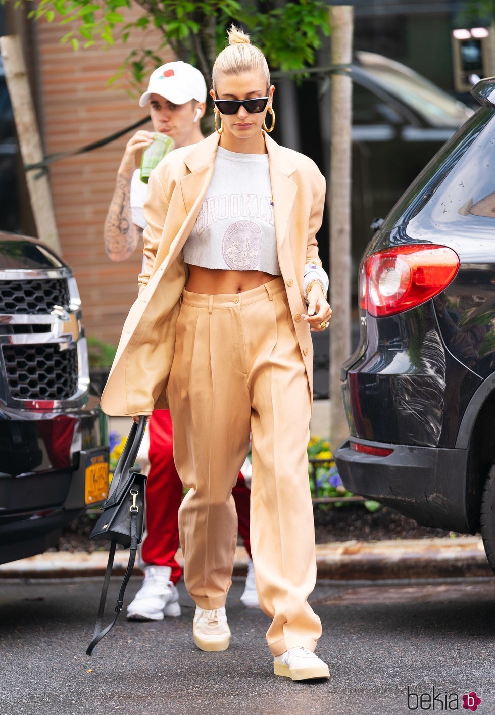 Hailey Bieber con traje y sudadera paseando con Justin Bieber