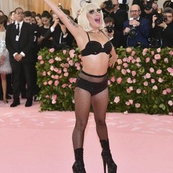 Lady Gaga posando en ropa interior en la alfombra roja de la Gala MET 2019