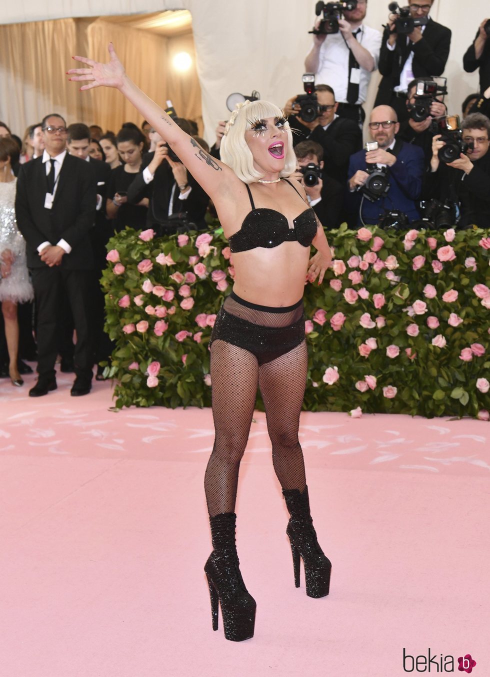 Lady Gaga posando en ropa interior en la alfombra roja de la Gala MET 2019