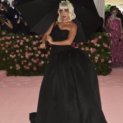 Lady Gaga en la alfombra roja de la Gala MET 2019 con un vestido negro de Brandon Maxwell