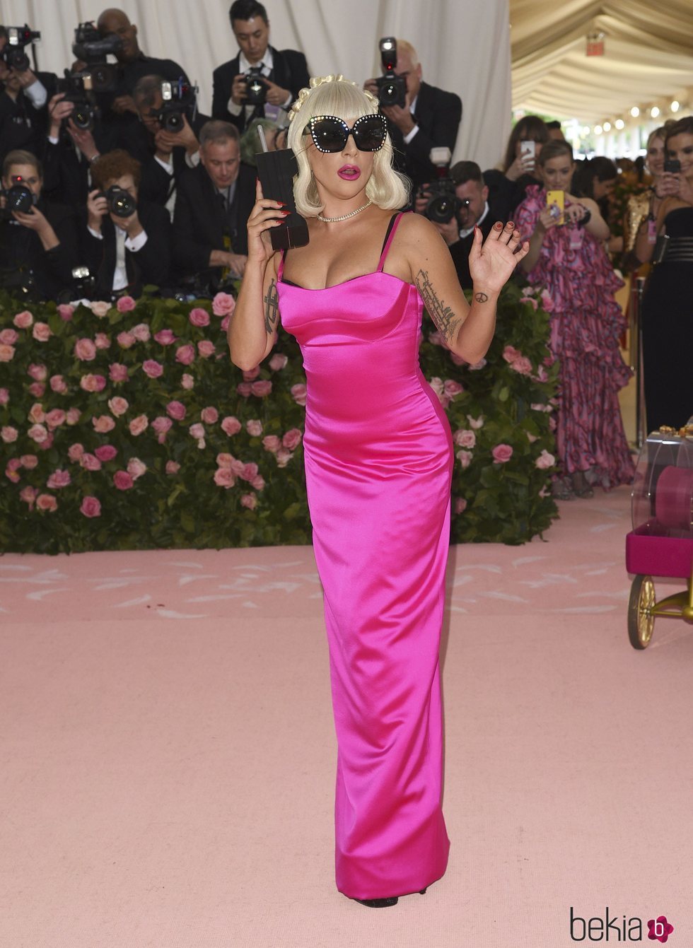 Lady Gaga con un vestido fucsia en la alfombra roja de la Gala MET 2019