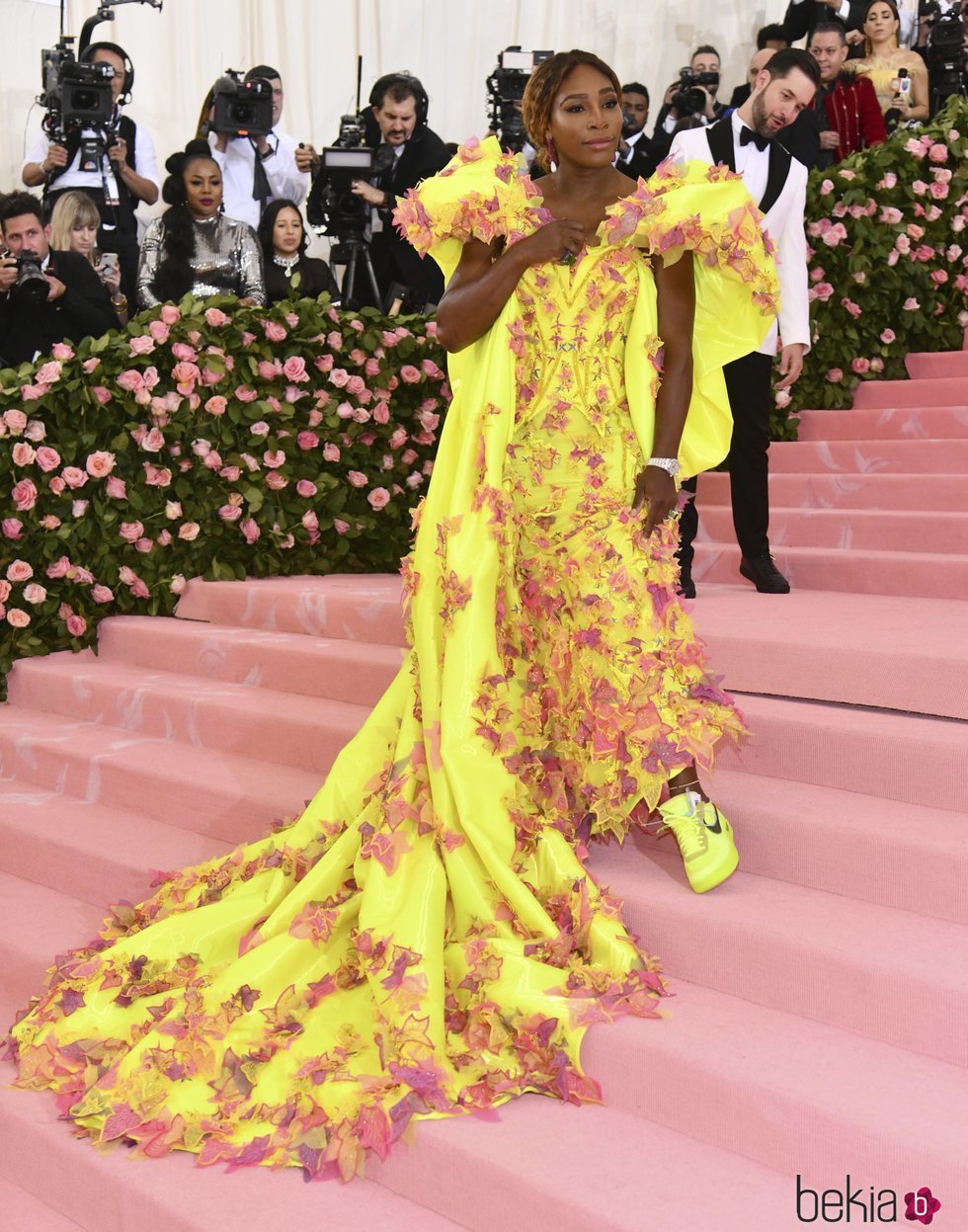 Serena Williams en la alfombra roja de la Gala MET 2019 con un vestido Versace