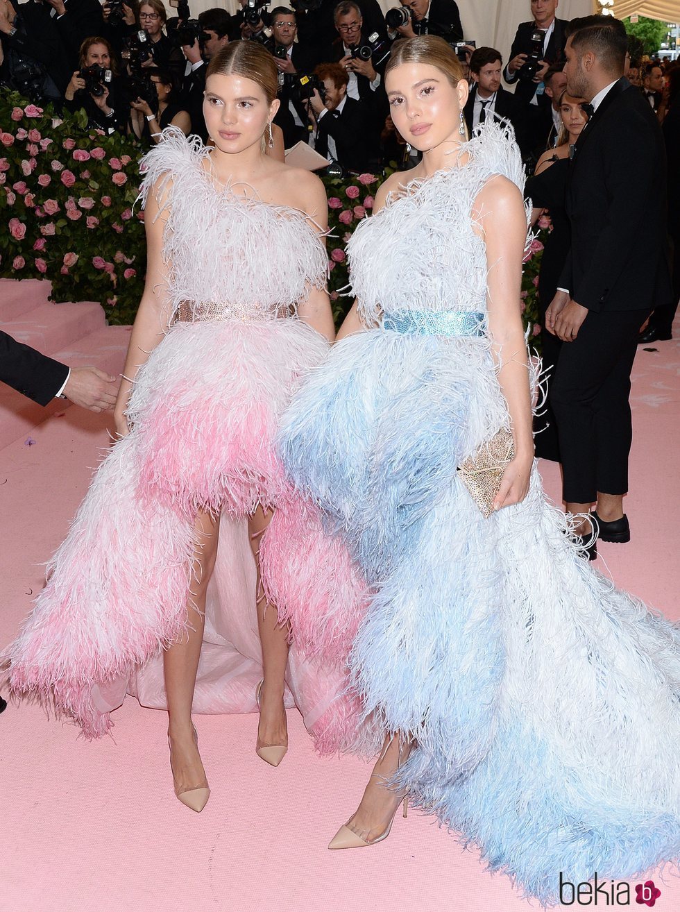 Victoria y Cristina, las hijas de Julio Iglesias, con vestidos de plumas en la Gala MET 2019