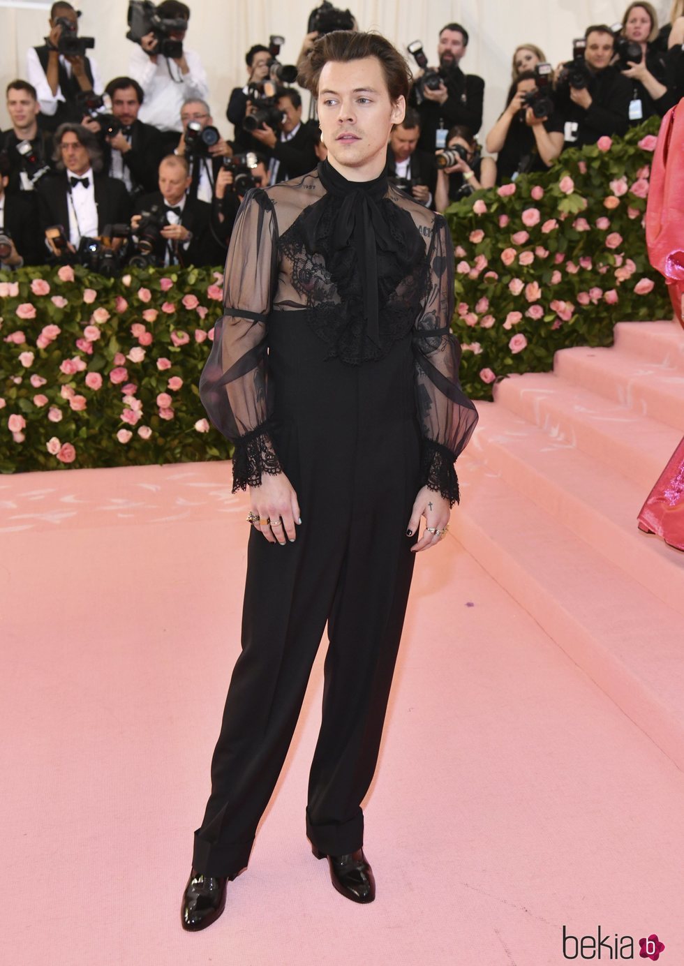 Harry Styles vestido de Gucci en la alfombra roja de la Gala MET 2019