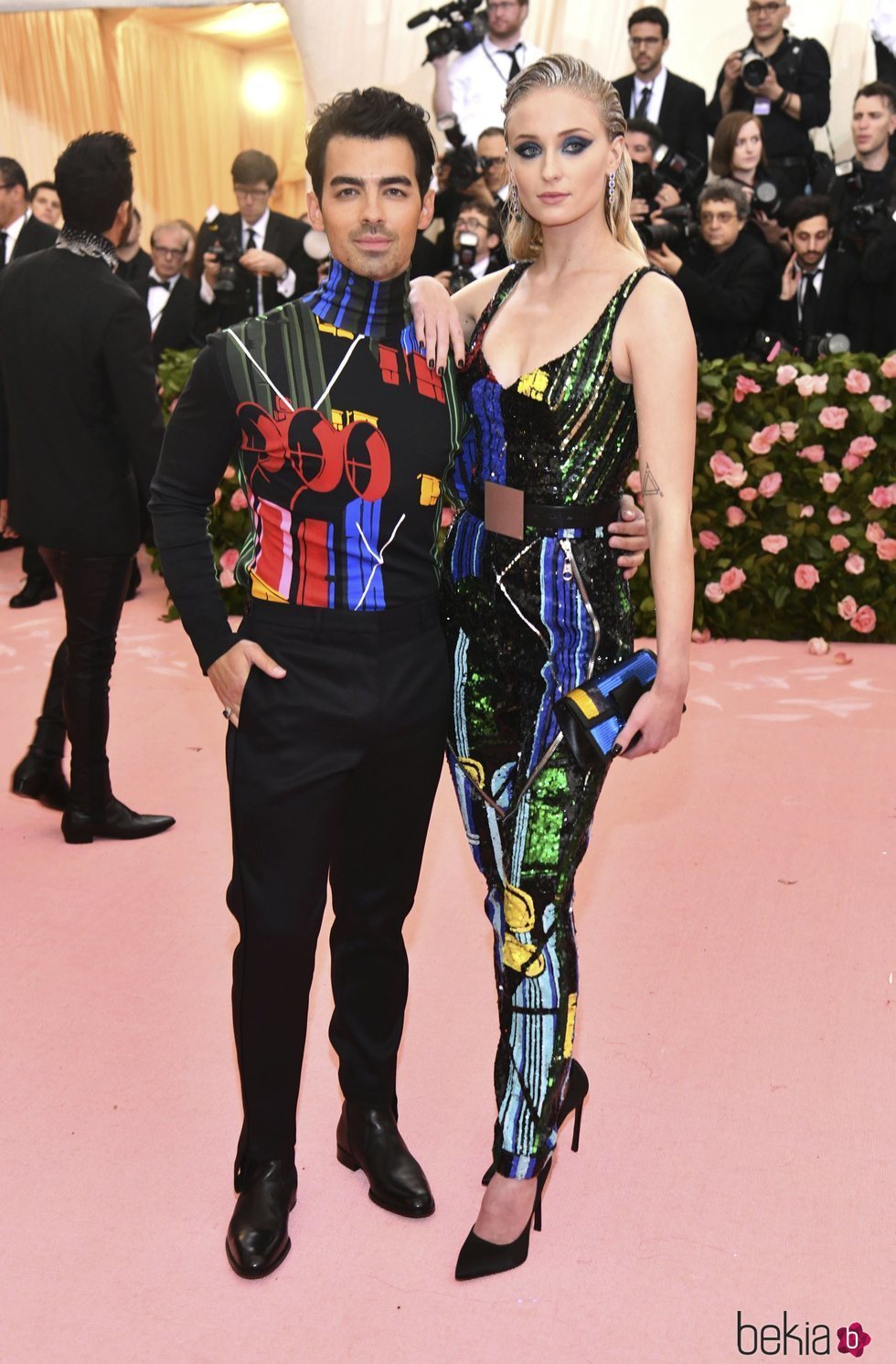 Joe Jonas y Sophie Turner con vestimenta colorida en la alfombra roja de la Gala MET 2019