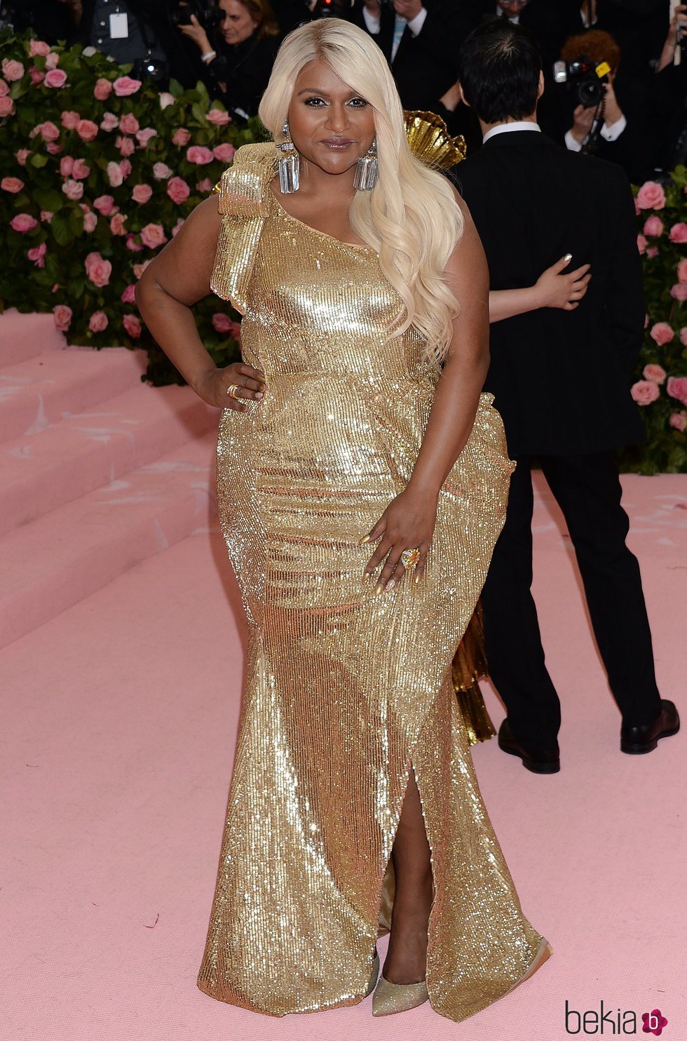 Mindy Kaling con un vestido de Moschino en la alfombra roja de la Gala MET 2019