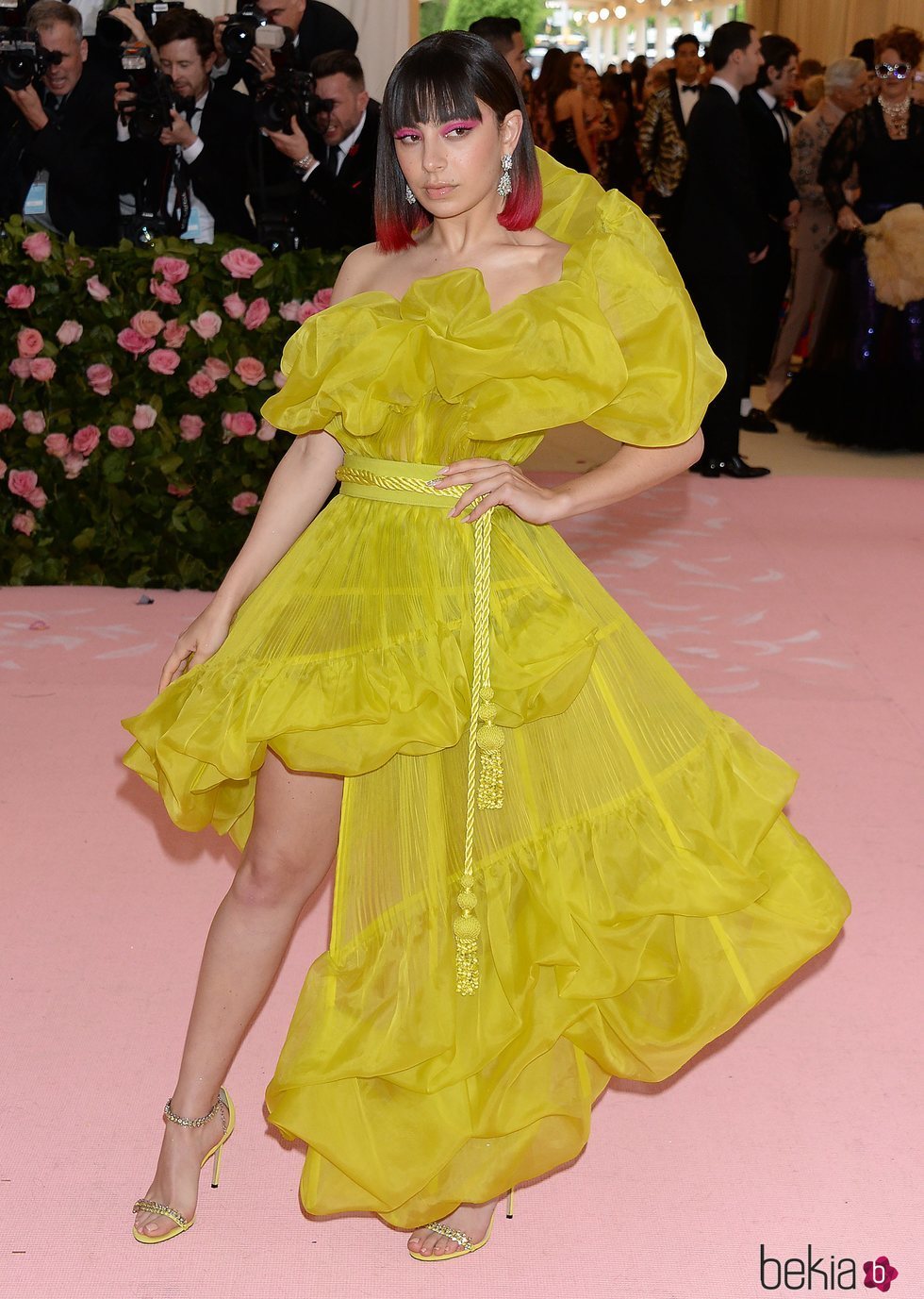 Charli XCX con un vestido de Jean Paul Gaultier en la alfombra roja de la Gala MET 2019