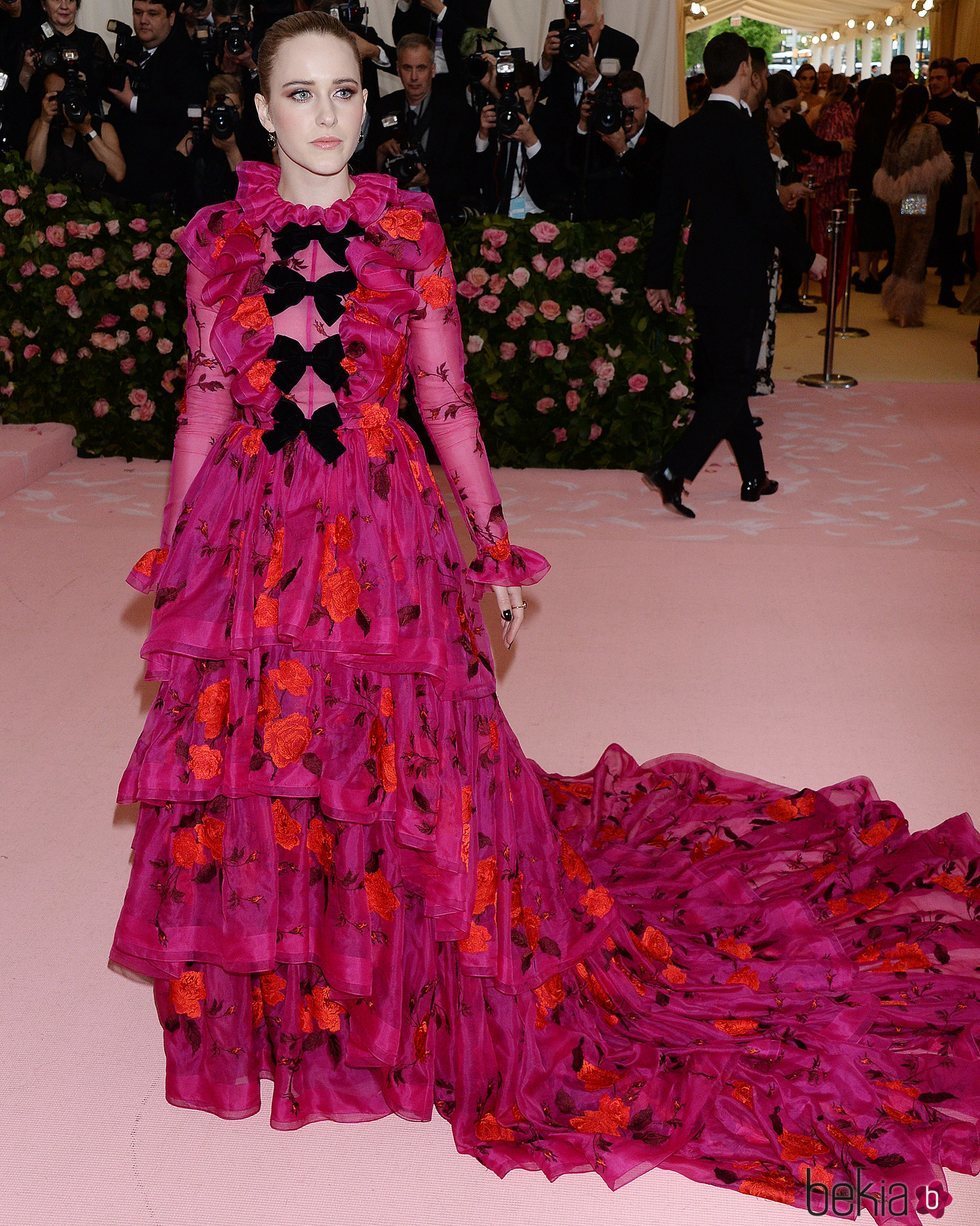 Rachel Brosnahan con un vestido de Erdem en la alfombra roja de la Gala MET 2019