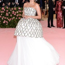 Sara Sampaio con un vestido blanco con brillantes en la alfombra roja de la Gala MET 2019