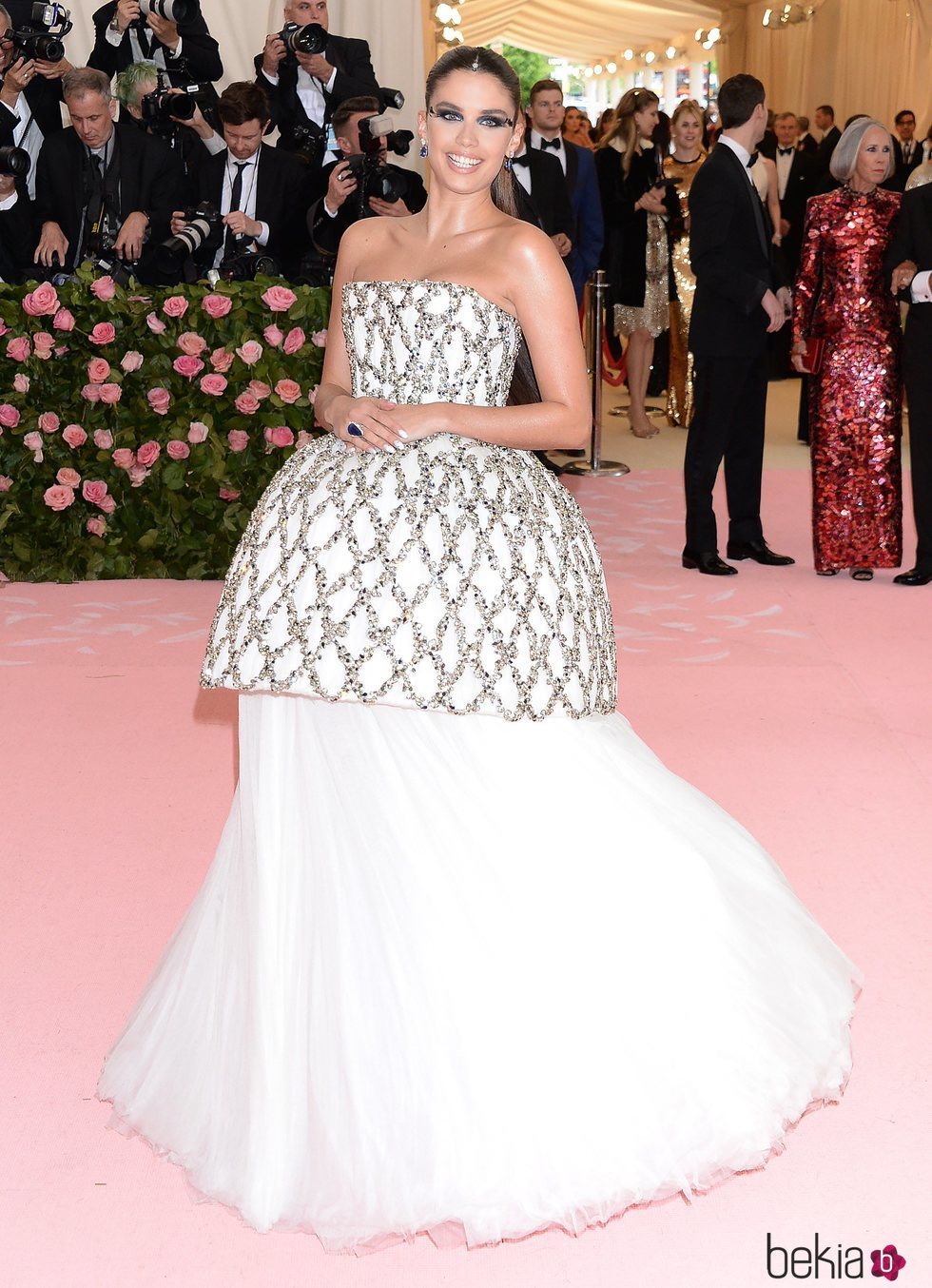 Sara Sampaio con un vestido blanco con brillantes en la alfombra roja de la Gala MET 2019