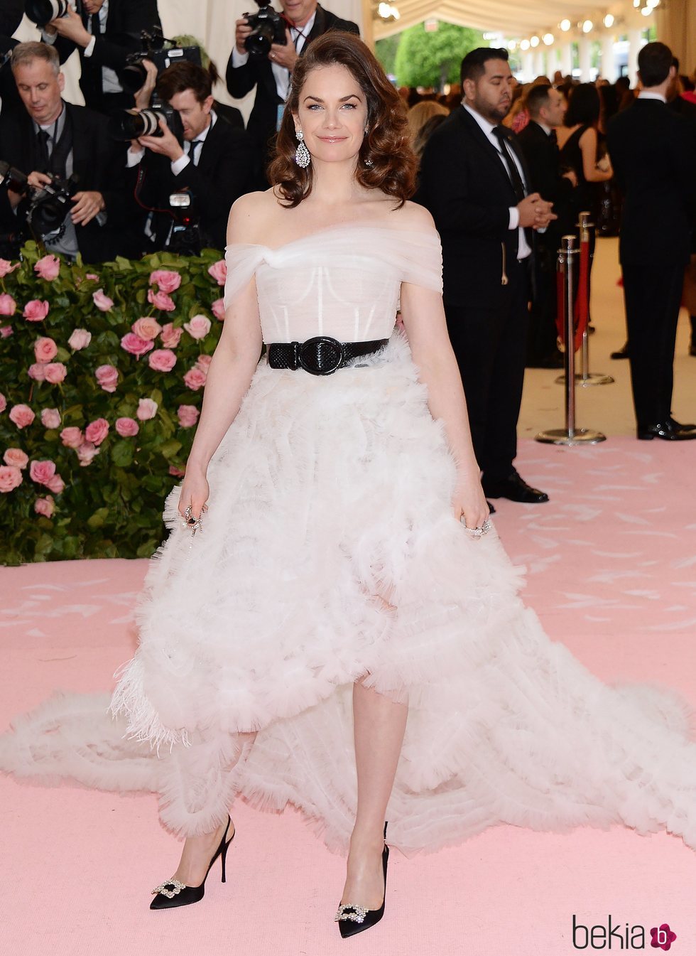 Ruth Wilson con un vestido blanco con plumas en la alfombra roja de la Gala MET 2019