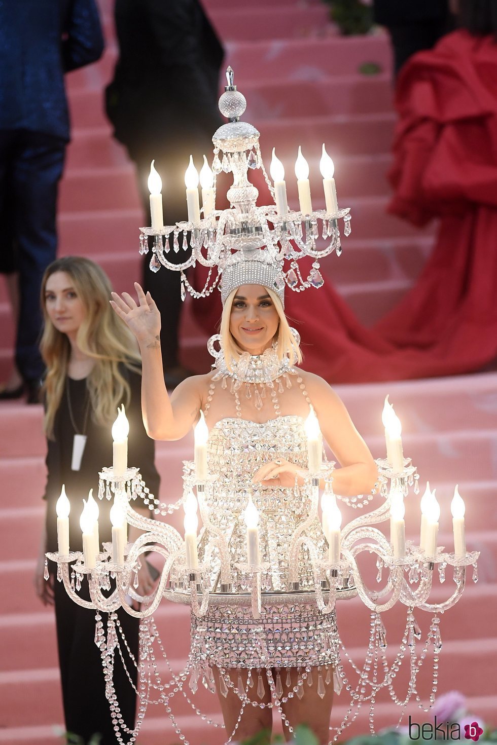 Katy Perry en la alfombra roja de la Gala MET 2019 vestida de candelabro