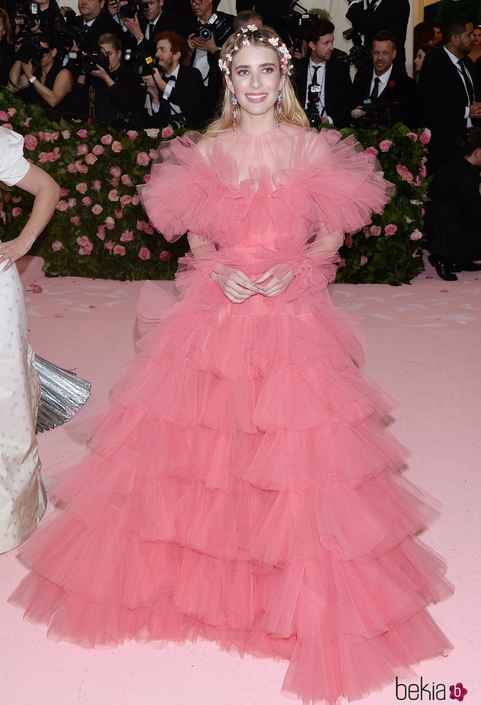 Emma Roberts vestida de Giambattista Valli en la alfombra roja de la Gala MET 2019