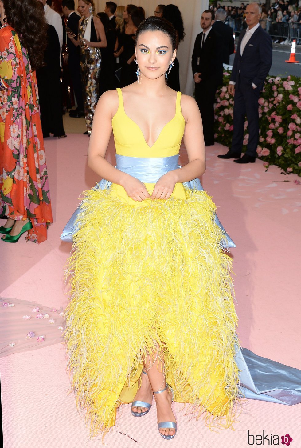 Camila Mendes vestida de Prabal Gurung en la alfombra roja de la Gala MET 2019