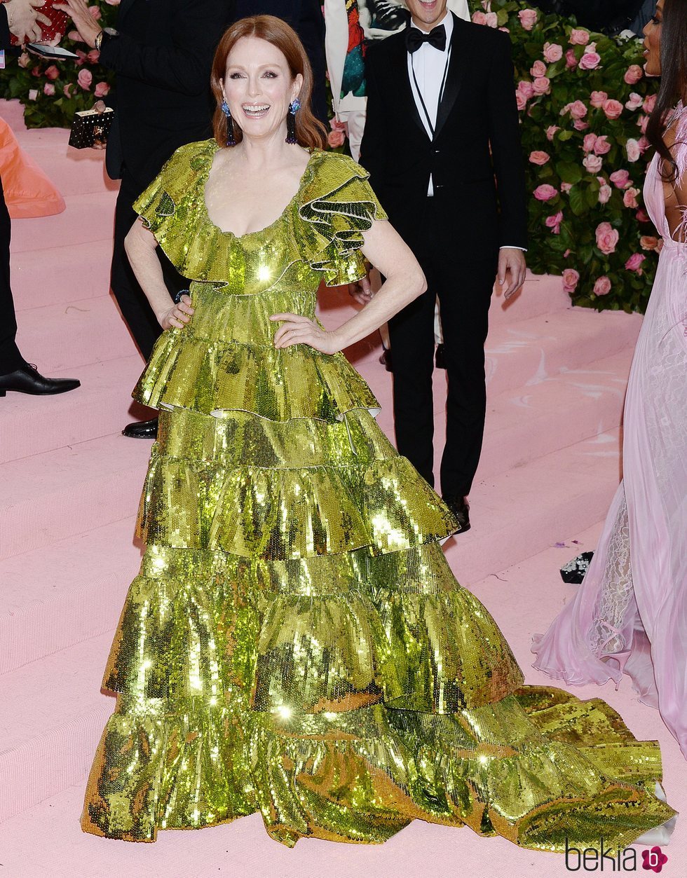 Julianne Moore vestida de Valentino en la alfombra roja de la Gala MET 2019