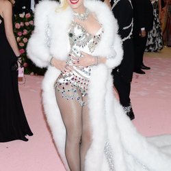 Gwen Stefani vestida de Jeremy Scott en la alfombra roja de la Gala MET 2019