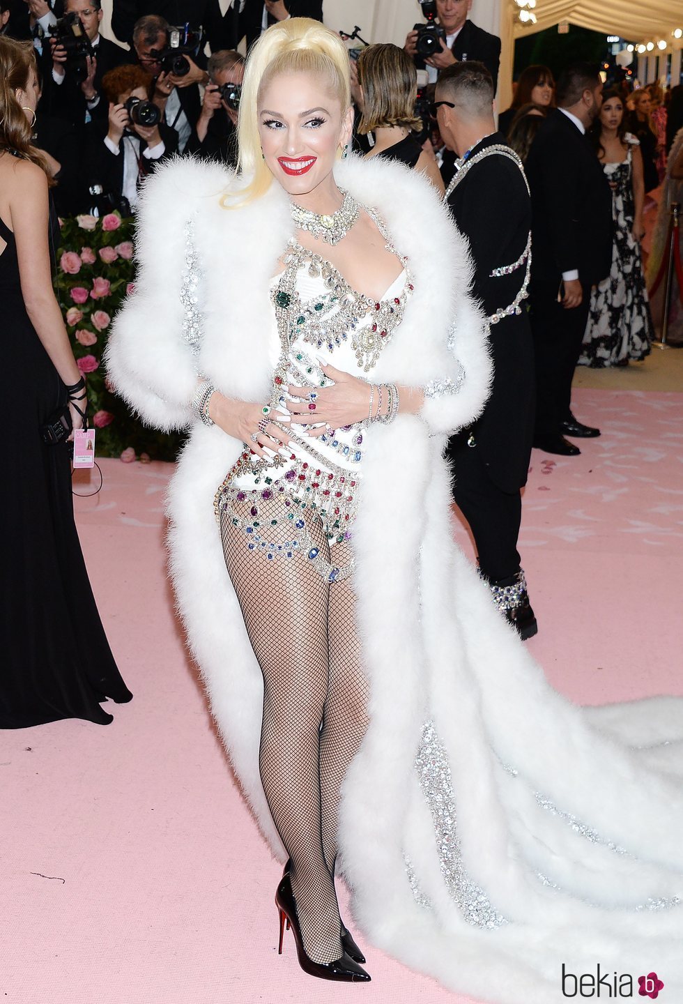 Gwen Stefani vestida de Jeremy Scott en la alfombra roja de la Gala MET 2019