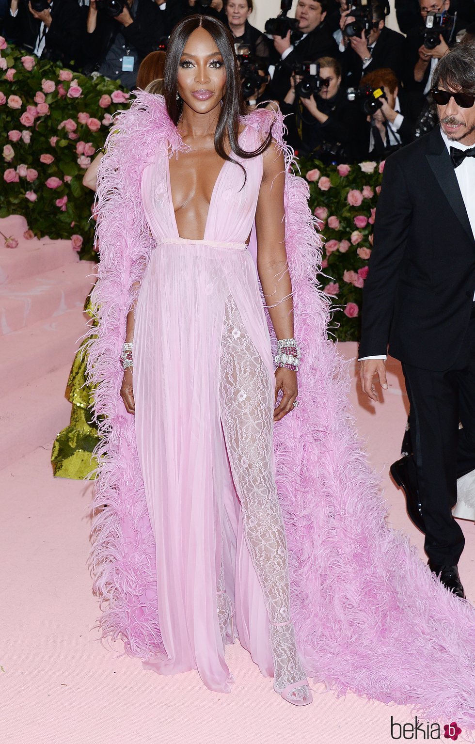 Naomi Campbell de Valentino en la alfombra roja de la Gala MET 2019