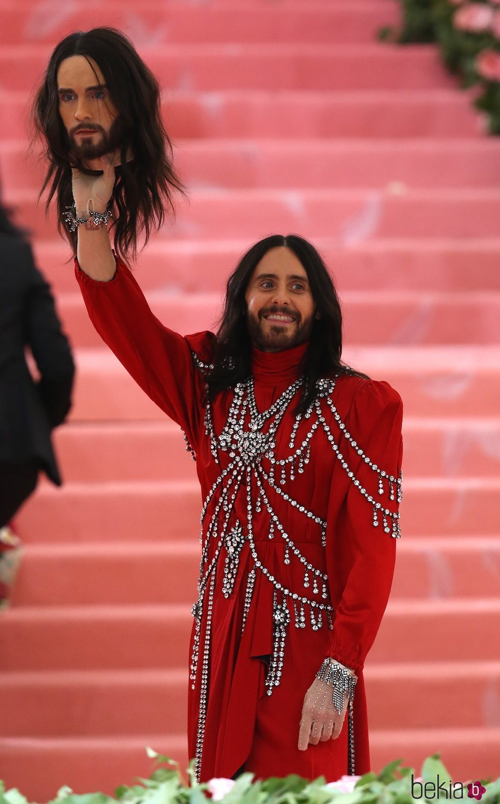 Jared Leto posando con una réplica de su cabeza en la alfombra roja de la Gala MET 2019