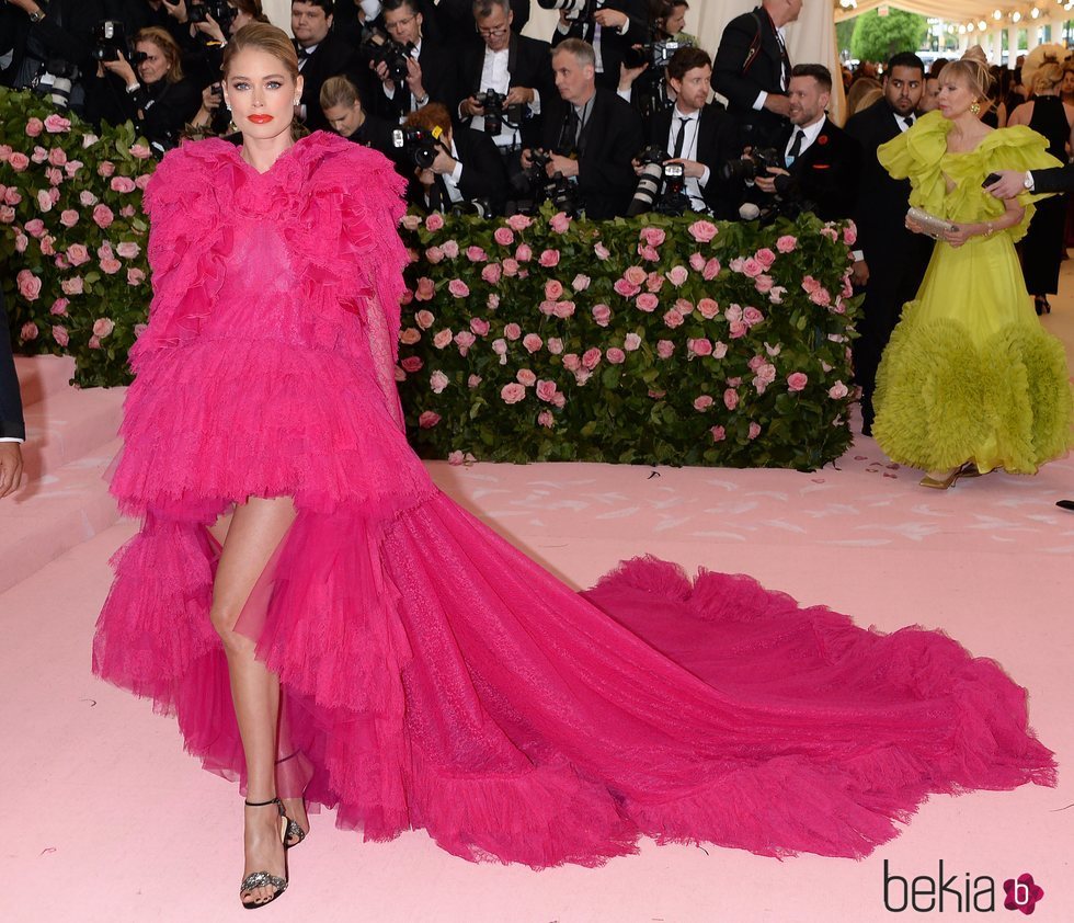 Doutzen Kroes vestida de Giambattista Valli en la alfombra roja de la Gala MET 2019