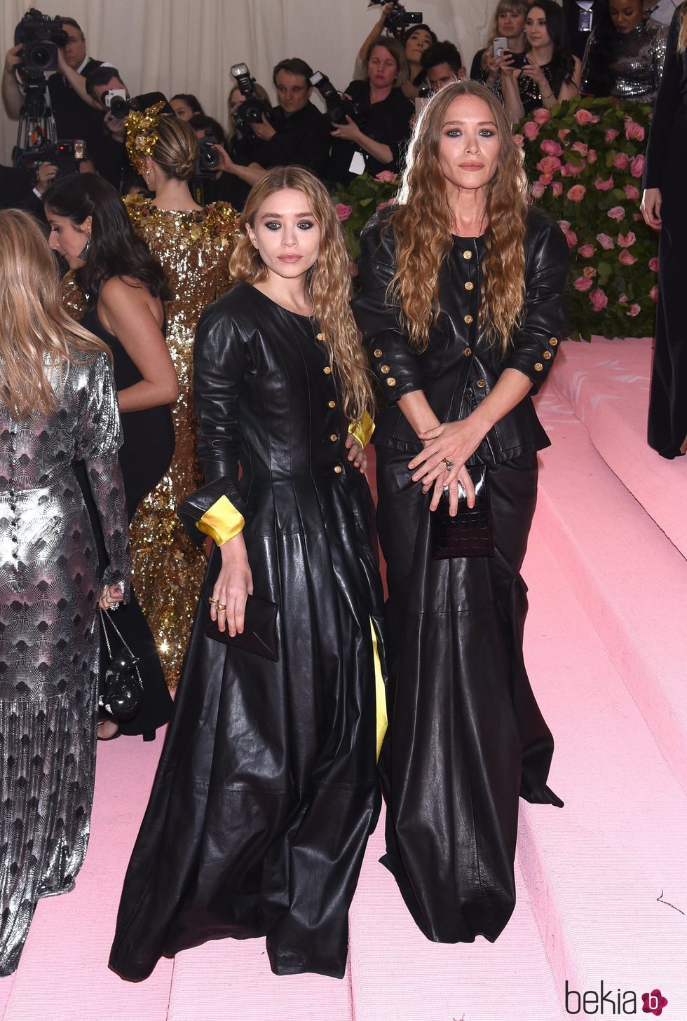 Mary Kate Olsen y Ashley Olsen con un total black en la alfombra roja de la Gala MET 2019